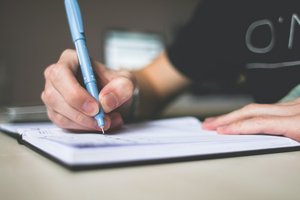 Stenograf werden: Alles zu Aufgaben und Gehalt