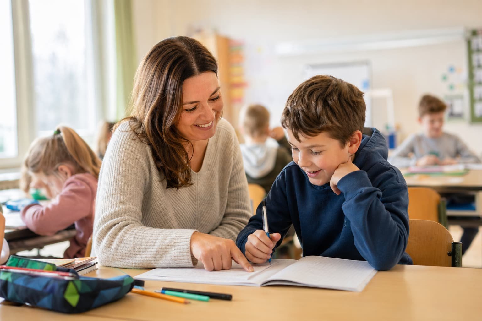 Schulbegleiter:in werden: Aufgaben, Voraussetzungen und Weiterbildungsmöglichkeiten